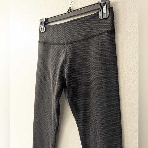 Beyond Yoga Textured Mid Rise Leggings - Picture 4 of 10